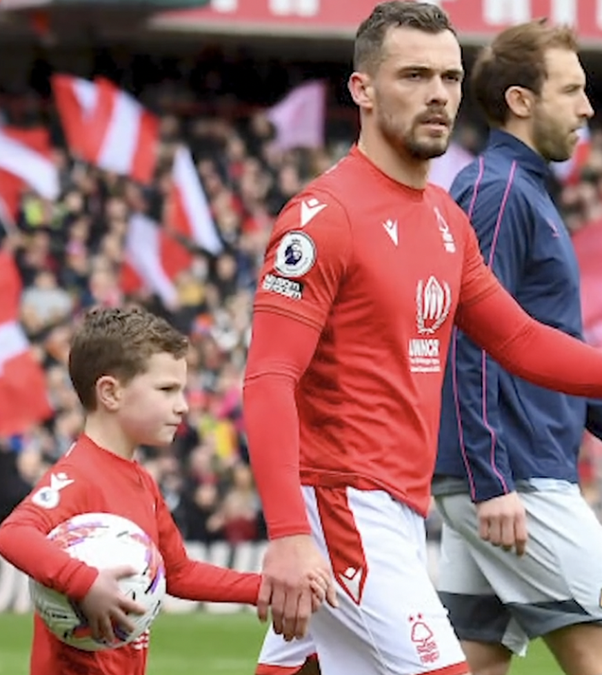 Pour avoir ce moment inoubliable, ce jeune fan de Nottingham Forest a dû débourser au moins 660 francs suisses.