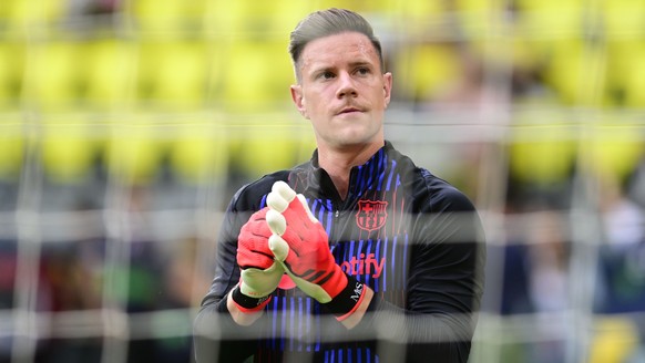 epa11619609 FC Barcelona&#039;s Marc-Andre ter Stegen warms up prior to the Spanish LaLiga soccer match between Villarreal CF and FC Barcelona, in Villarreal city, eastern Spain, 22 September 2024. EP ...