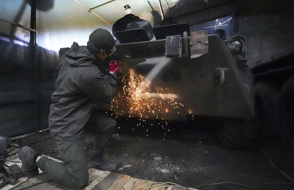 Un soldat ukrainien retirant la lettre Z d'un char capturé à l'armée russe, le 3 novembre 2022.