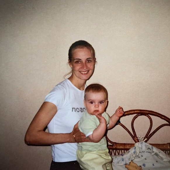 Après la naissance de leur première fille, Dasha, en 2001, Ioulia quitte son emploi pour se consacrer à sa famille.