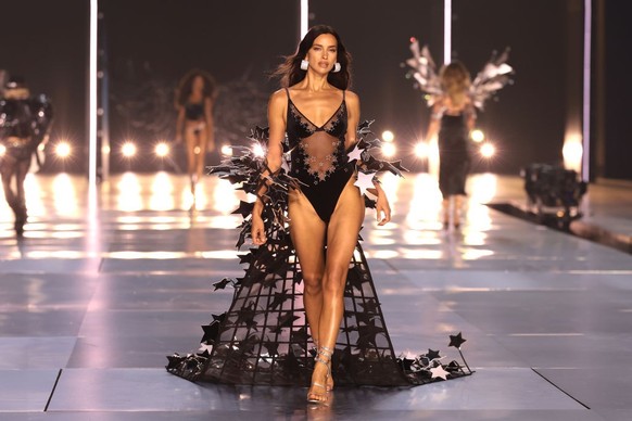 NEW YORK, NEW YORK - OCTOBER 15: Irina Shayk walks the runway for the Victoria&#039;s Secret Fashion Show 2024 on October 15, 2024 in New York City. (Photo by Dimitrios Kambouris/Getty Images for Vict ...