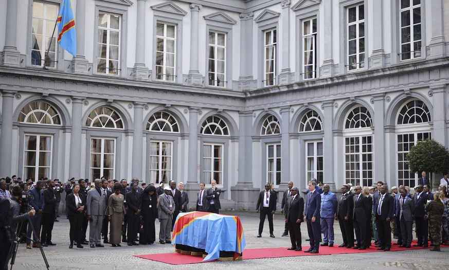 Le Premier ministre belge, Alexander De Croo, au centre, à droite, et le Premier ministre de la République démocratique du Congo, Jean-Michel Sama Lukonde, au centre, à gauche, se tiennent devant le c ...