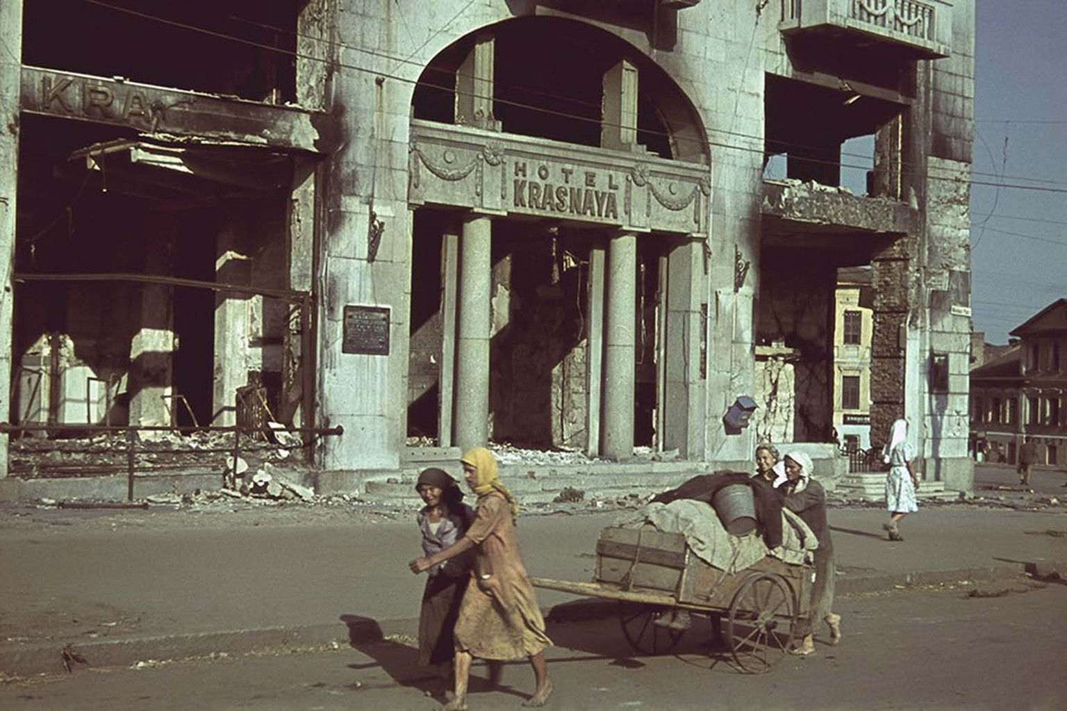 Heavily damaged Hotel Krasnaya in Kharkov during German occupation.
https://rarehistoricalphotos.com/german-occupation-kharkov-color-1941/