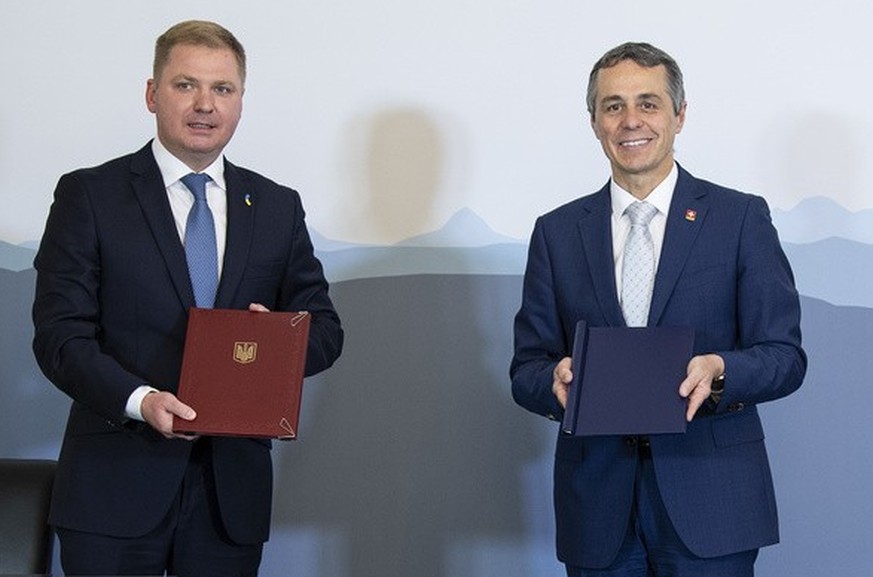 Bundesrat Ignazio Cassis und Artem Rybchenko, Botschafter der Ukraine in der Schweiz, unterzeichen ein Memorandum of Understanding zwischen der Ukraine und der Schweiz, am Dienstag, 30. Juni 2020, in  ...