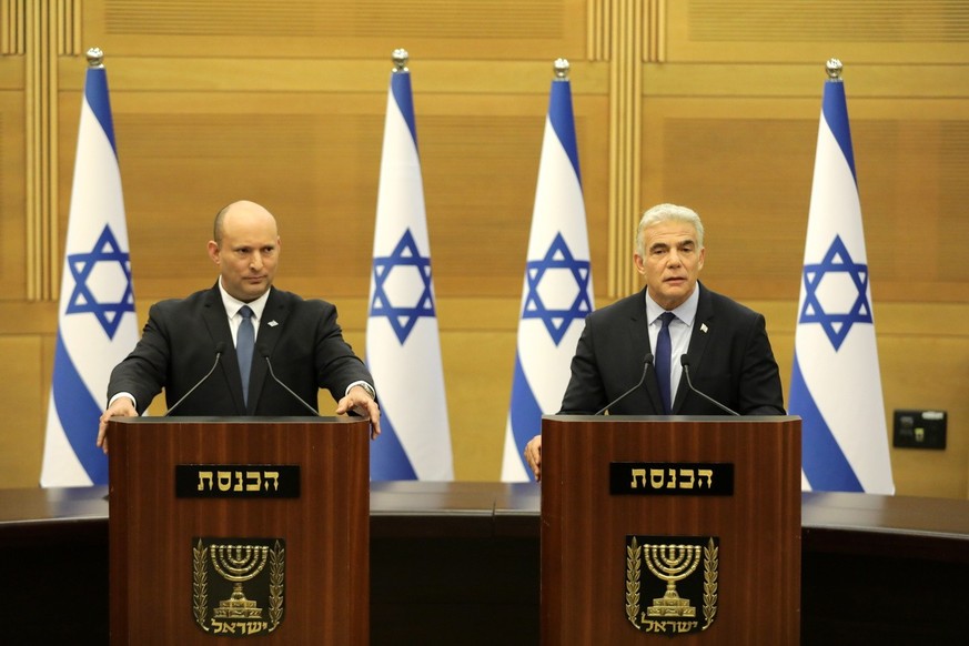 Le Premier ministre israélien Naftali Bennett (à g.) et le ministre des Affaires étrangères Yair Lapid (à d.) à la Knesset, à Jérusalem, le 20 juin 2022.