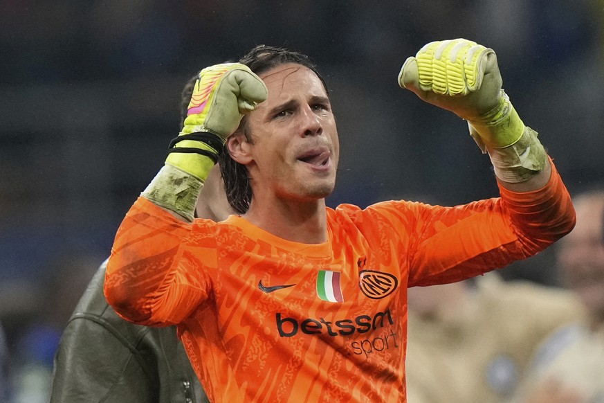 Inter Milan&#039;s goalkeeper Yann Sommer celebrates at the end of the Champions League semifinal second leg soccer match between Inter Milan and Barcelona at San Siro stadium in Milan , Italy, Tuesda ...