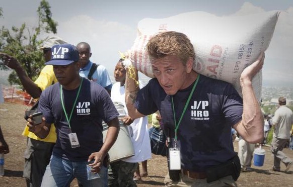 Sean Penn s'est déjà engagé à plusieurs reprises sur le plan humanitaire. En 2010, il a soutenu les mesures d'aide aux victimes du tremblement de terre en Haïti.