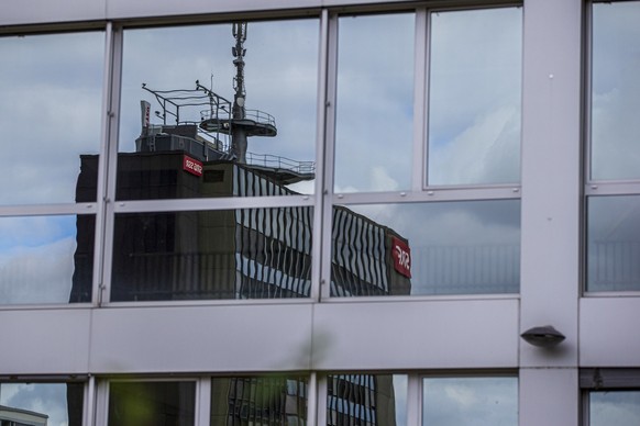 Schweizer Radio und Fernsehen (Studio Zuerich Leutschenbach) spiegelt sich in einer Hausfassade am Sonntag, 11. Oktober 2020, in Zuerich. (KEYSTONE/Patrick B. Kraemer)