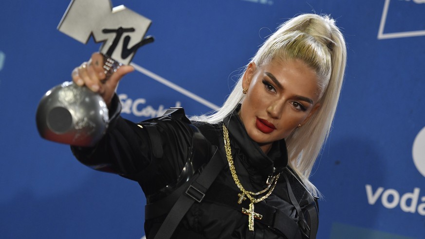 ARCHIVBILD ZU DEN NOMINIERTEN DER SWISS MUSIC AWARDS --- epa07970638 Swiss Rapper Loredana poses with her award during the MTV European Music Awards 2019 (MTV EMA 2019), held at the FIBES Conference a ...