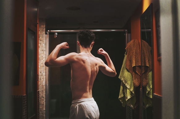 ARCHIV - 31.01.2025, Nordrhein-Westfalen, Leverkusen: Ein Mann hält eine Spritze mit dem Wirkstoff Semaglutid in der Hand. (gestellte Szene) (zu dpa: «Urteil: Kasse muss keine Kosten für Abnehmspritze ...