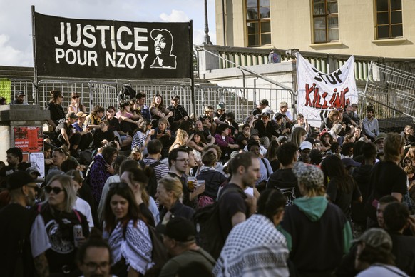 Un rassemblement pour honorer la memoire de Roger Nzoy Wilhelm et se mobiliser contre les violences policieres racistes photographie, ce samedi 30 aout 2025 a Lausanne. Roger Nzoy Wilhelm a ete tue pa ...