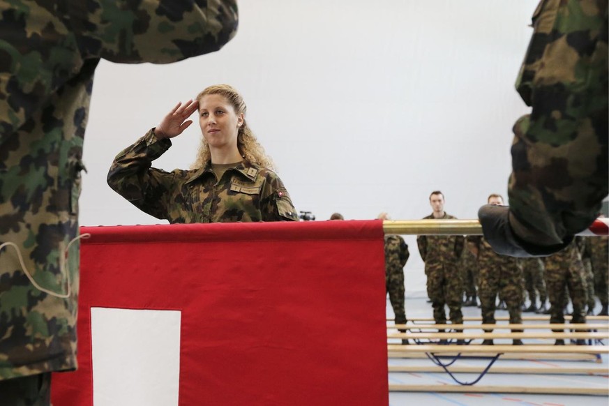 Jolanda Neff salue son supérieur en tenue de service militaire.