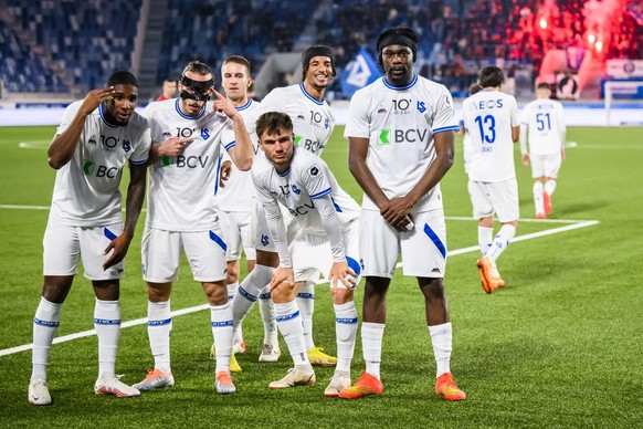 Joie des joueurs lausannois apres le deuxieme but marque par l&#039;attaquant lausannois Brighton Labeau, gauche, lors de la rencontre de football de Challenge League entre FC Lausanne-Sport et FC Aar ...