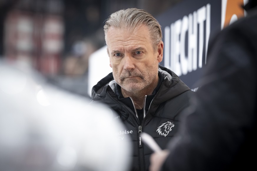Head Coach Geoff Ward (LHC) reagiert im vierten Eishockey Playoff Halbfinalspiel der National League zwischen dem HC Fribourg-Gotteron (HCFG) und dem Lausanne HC (LHC) am Samstag, 5. April 2025 in der ...