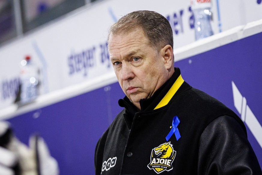 HC Ajoie Cheftrainer Greg Ireland waehrend dem Qualifikationsspiel der Eishockey-Meisterschaft der National League zwischen den Teams EHC Kloten und HC Ajoie am Freitag, 28. November 2025, in Kloten.  ...