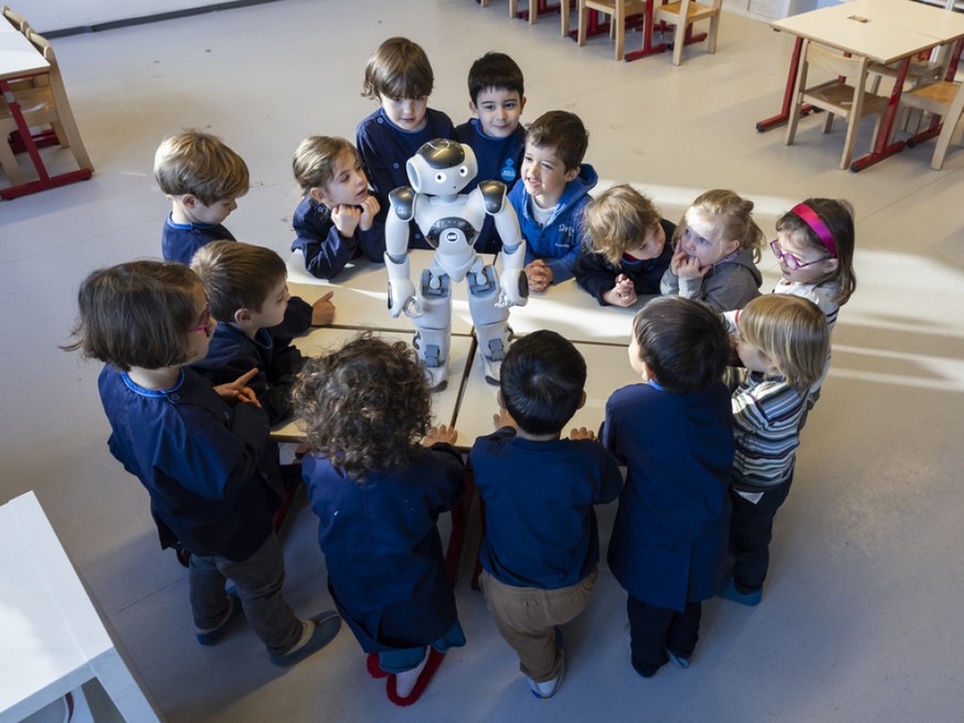Le robot Nao semble s&#039;être très bien intégré et plaire aux enfants de la crèche La Nanosphère de l&#039;EPFL.