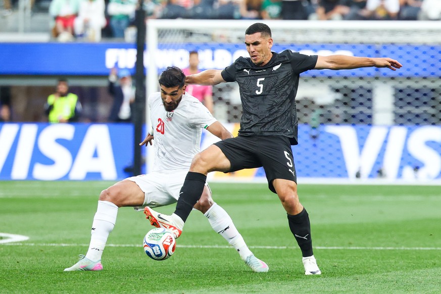 epa13040406 Iran forward Shahriyar Moghanlou and New Zealand defender Michael Boxall vie for the ball in the first half during the FIFA World Cup 2026 group stage match Iran against New Zealand, in Lo ...