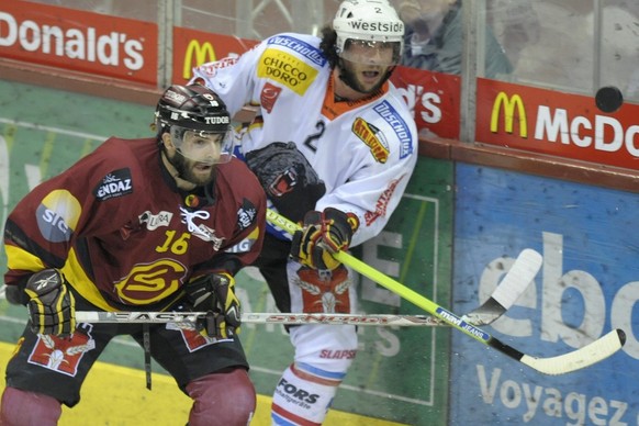 Geneve-Servette&#039;s Florian Conz, left, vies for the puck with Bern&#039;s Beat Gerber, right, during the fourth leg of the Playoffs Final game of National League A (NLA) Swiss Championship between ...
