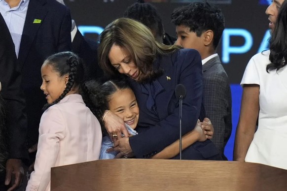 Harris umarmt ihre Grossnichte Leela Ajaguam Parteitag in Chicago.