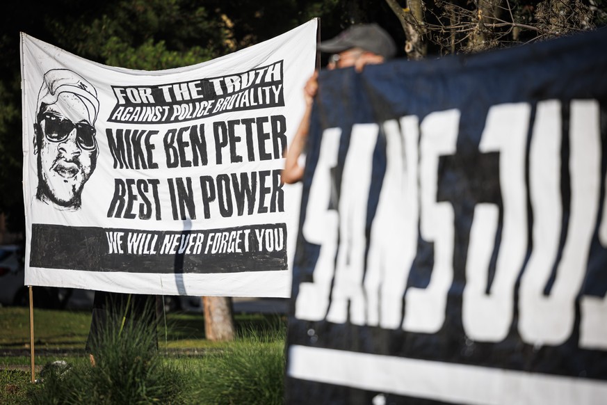Des personnes manifestent avant l&#039;ouverture du proces en appel des six policiers lausannois, acquittes en premiere instance dans l&#039;affaire de la mort de Mike Ben Peter, le lundi 1 juillet 20 ...