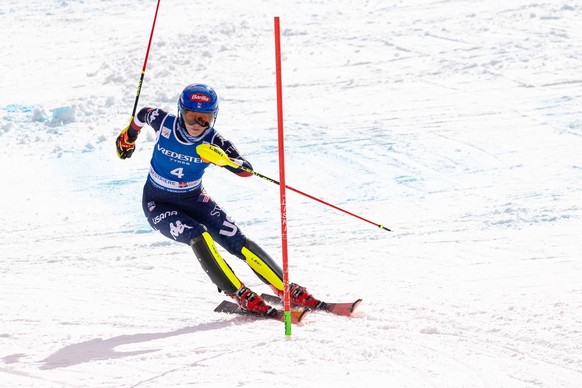 epa11918286 Mikaela Shiffrin of the USA in action on her way to win the Women&#039;s Slalom race at the FIS Alpine Skiing World Cup event in Sestriere, Italy, 23 February 2025. EPA/ANDREA SOLERO