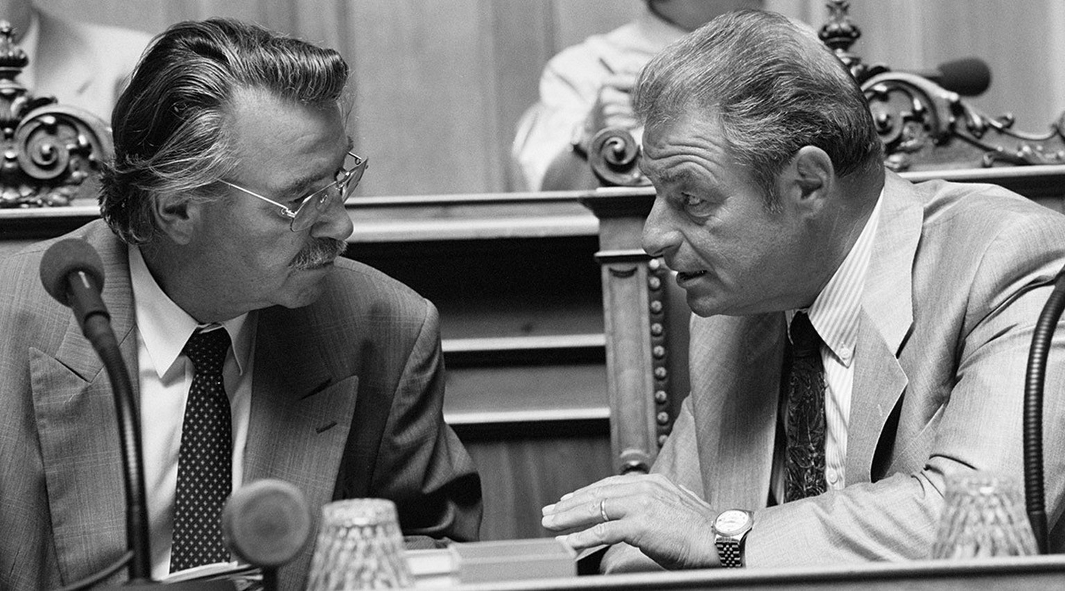 Les conseillers fédéraux René Felber (à gauche) et Jean-Pascal Delamuraz lors de la session spéciale du Conseil national consacrée à l’EEE en août 1992.
https://permalink.nationalmuseum.ch/101031466