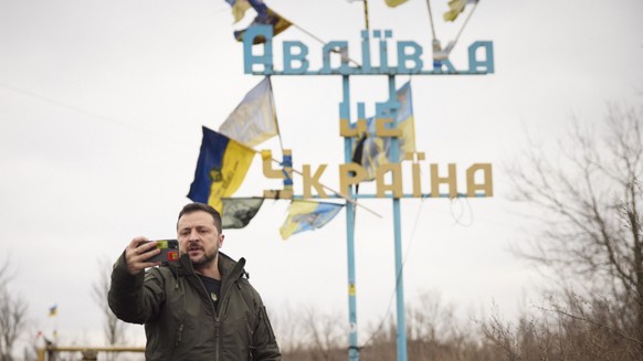 Volodymyr Zelenskyy a visité Avdiivka le 29 décembre dernier, une ville devenue symbole de la résistance.