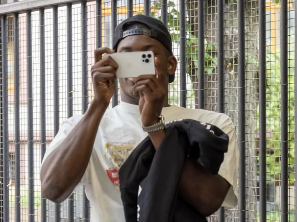 Embolo prend les journalistes en photo, mercredi à Bâle.