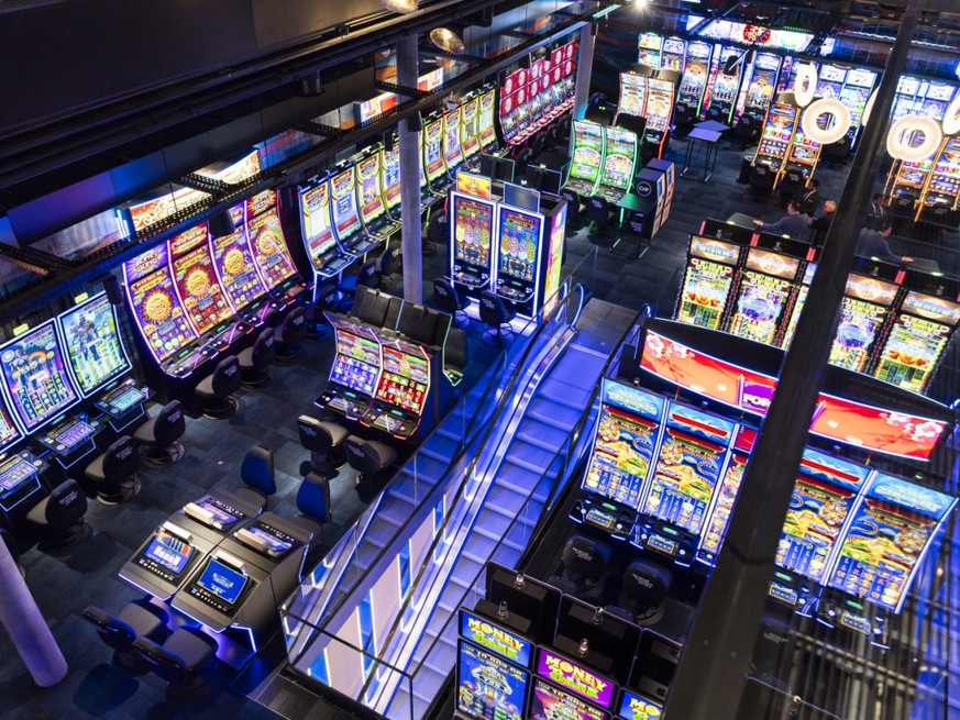 Sur trois étages et 1500 m2, le casino de Prilly dispose de 280 machines à sous, 20 roulettes électroniques et huit tables de jeu, quatre de blackjack et quatre de roulette anglaise.