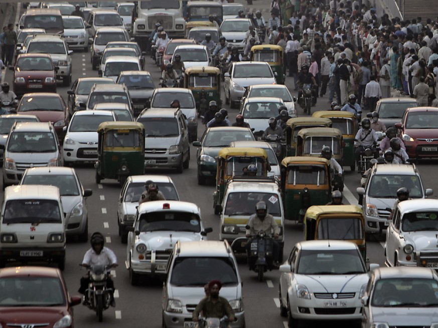 En Inde, bus, camions, taxis, motos, voitures, tuk-tuks et autres rickshaws se disputent l&#039;espace des routes encombr