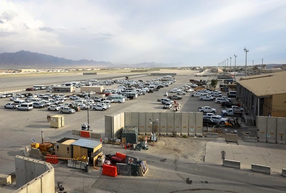 Les véhicules laissés par l’armée américaine dans la base aérienne de Bagram après le départ des soldats cette semaine.
