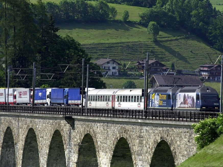 Depuis 2001, la &quot;chaussée roulante&quot; transfère le trafic de marchandises sur le rail à travers la Suisse. (Photo d&#039;archives)