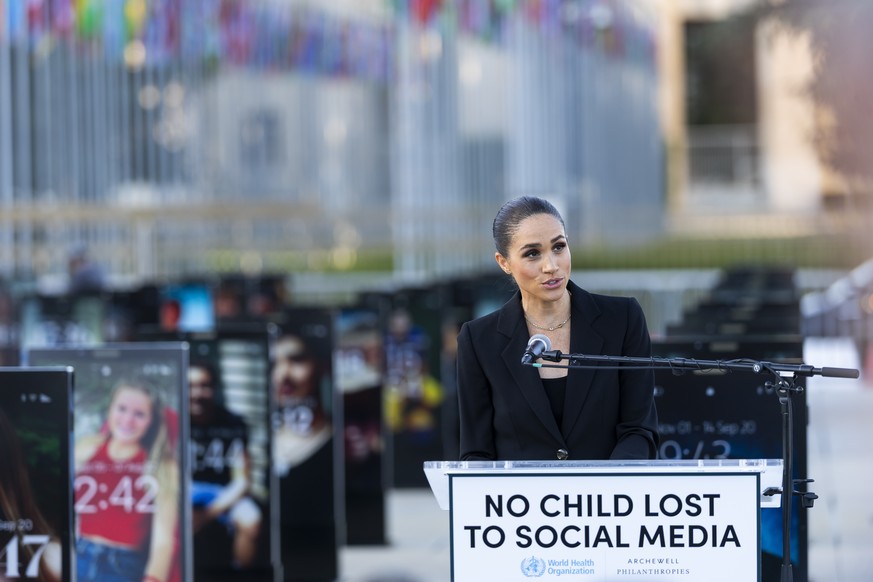 epa12969038 Meghan Markle, the Duchess of Sussex speaks during the inauguration of 'The Lost Screen Memorial' exhibition on the Place des Nations in front of the European headquarters of the ...
