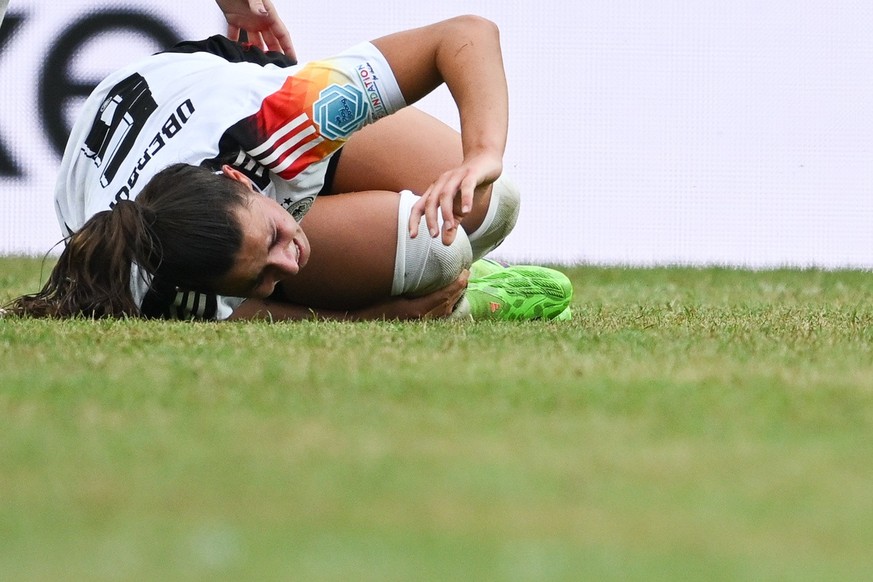 ARCHIV - 16.07.2024, Niedersachsen, Hannover: Fußball, Frauen: EM-Qualifikation, Deutschland - Österreich, Liga A, Gruppe 4, 6. Spieltag, Heinz von Heiden-Arena. Deutschlands Lena Oberdorf liegt nach  ...