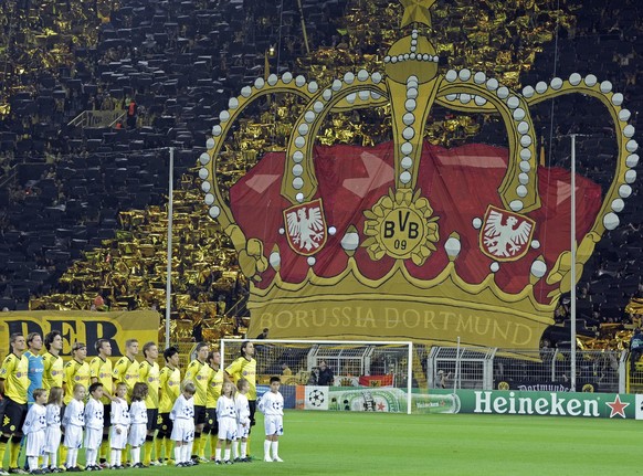 Dortmund&#039;s team stands in front of supporters showing a giant crown prior to the Champions League Group F soccer match between Borussia Dortmund and Arsenal FC in Dortmund, Germany, Tuesday, Sept ...