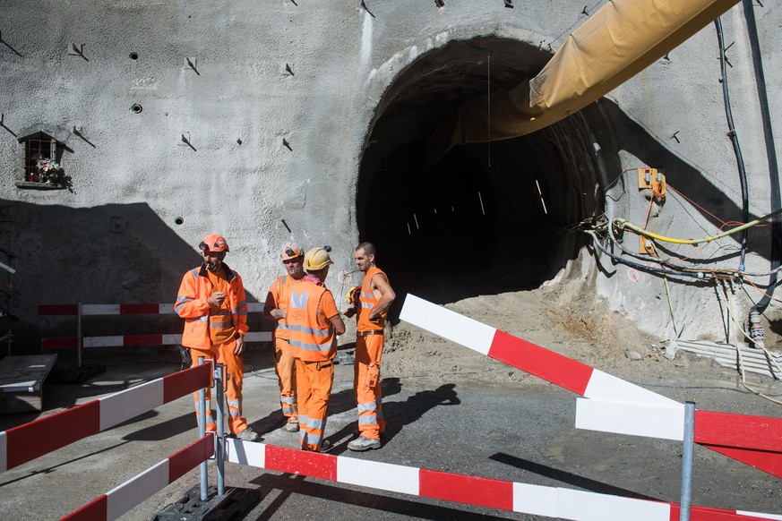 Das Bild zeigt die Arbeiter waehrend der Grundsteinlegung beim Baustart fuer die zweite R�hre des Gotthard-Strassentunnels, aufgenommen am Suedportal in Airolo am Donnerstag, 29. September 2021. (KEYS ...