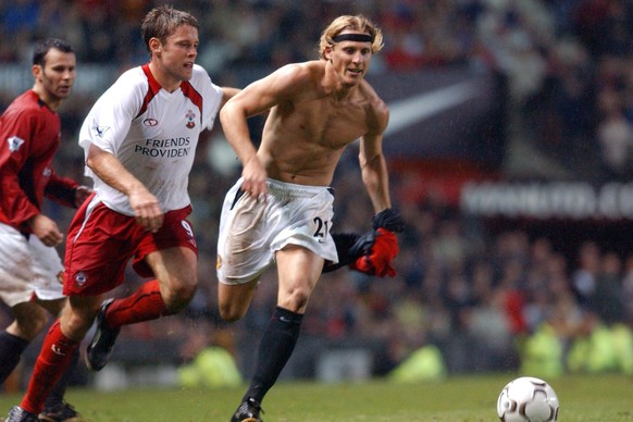 Manchester United's Diego Forlan outsprints Southampton's James Beattie (Photo by Neal Simpson/EMPICS via Getty Images)