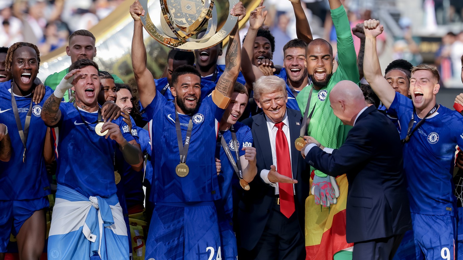 epa12236626 Chelsea FC lifts the trophy with US President Donald Trump (4-R) and FIFA President Gianni Infantino (2-R) after winning the FIFA Club World Cup 2025 final match between Chelsea FC and Par ...
