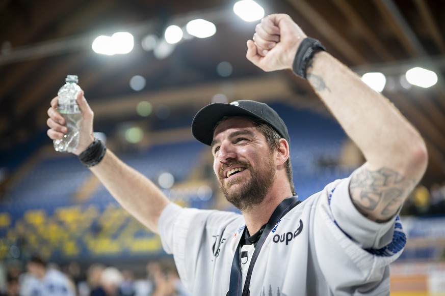 Torhueter Reto Berra (HCFG) feiert den Meistertitel nach dem Sieg gegen Davos in der Verlaengerung im siebten Eishockey Playoff Finalspiel der National League zwischen HC Davos (HCD) und HC Fribourg-G ...