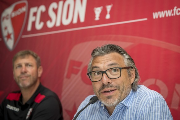 L&#039;entraineur du FC Sion Stephane Henchoz, gauche, et Marco Degennaro, le directeur general du FC Sion, droite, parlent lors d&#039;une conference de presse du FC Sion ce mardi 25 juin 2019 a Cran ...