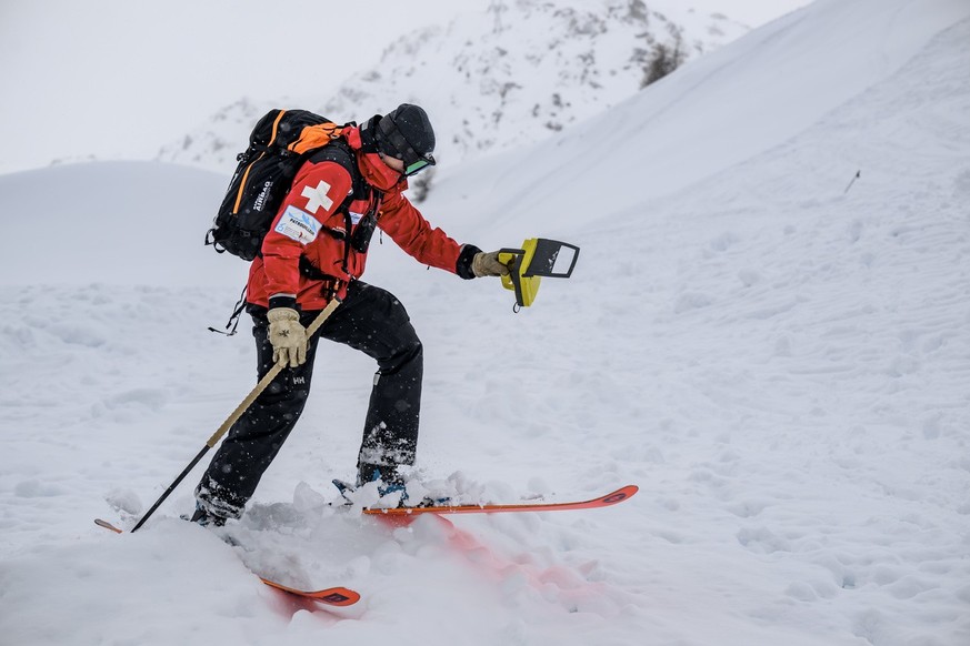 Un patrouilleur de Verbier recherche une victime fictive sur une avalanche lors d&#039;un excercice &quot;prevention avalanche&quot; a l&#039;occasion du Congres International de Medecine de Montagne  ...