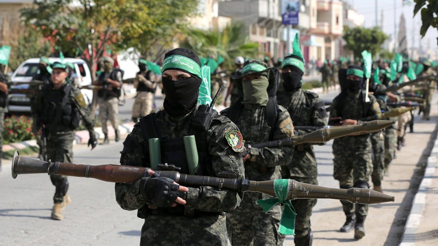 News Bilder des Tages November 11, 2019, Khan Yunis, Gaza Strip, Palestinian Territory: Palestinian members of al-Qassam Brigades, the armed wing of the Hamas movement, display their weapons during a  ...
