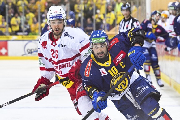 SC Rapperswil-Jona Lakers David Aebischer, links, und Davos&#039; Andres Ambuehl, in Spiel 2 des Playoff 1/4 Final Eishockeyspiels der National League zwischen dem HC Davos und den Rapperswil-Jona Lak ...