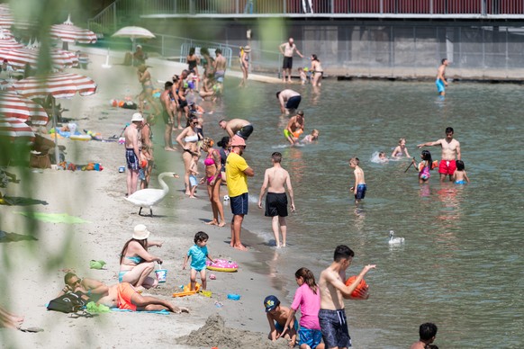 Menschen kuehlen sich ab, am Samstag, 18. Juni 2022, in Lugano. Am Samstag hat die Schweiz den vierten Tag der Hitzewelle erlebt. (KEYSTONE/Ti-Press/Elia Bianchi)