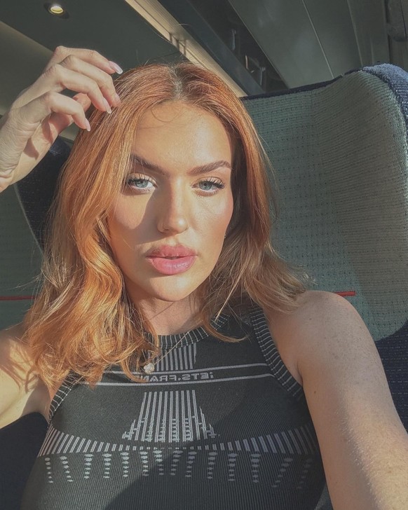 Annie Charlotte a deux vagins