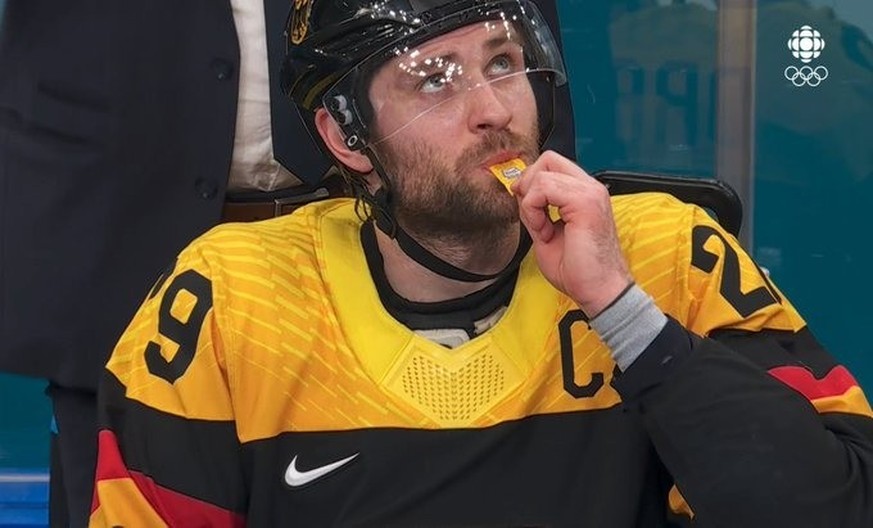 Leon Draisaitl et son fameux sachet de moutarde, ce dimanche aux Jeux olympiques.