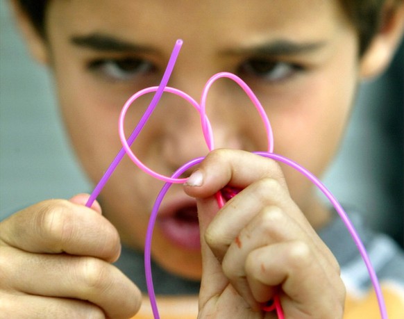Scoubidou nennt man die farbigen Plastikbänder, mit denen Kinder Schlüsselanhänger und Ketten bastelten.