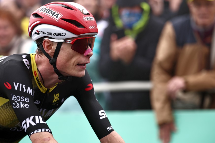 epa12247791 Danish rider Jonas Vingegaard of Team Visma-Lease a Bike crosses the finish line of the 14th stage of the Tour de France cycling race over 182.6km from Pau to Luchon-Superbagneres, France, ...
