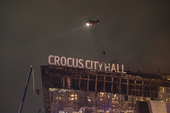 epaselect epa11237695 Russian firefighters extinguish a fire on the Crocus City Hall concert venue following a shooting in Krasnogorsk, outside Moscow, Russia, 22 March 2024. A group of up to five gun ...