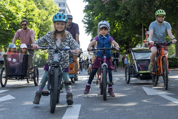 TeilnehmerInnen an einer Protestaktion des Aktionsbuendnisses Kidical Mass, fuer besser ausgebaute und sichere Velowege in der Schweiz, fahren auf Fahrraedern durch die Stadt in Basel, am Samstag, 14. ...